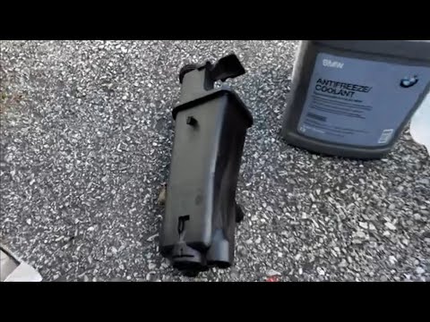 Видео: Замена расширительного бачка охлаждающей жидкости BMW X3 E83 2004-2010 гг.