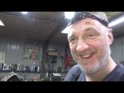 Видео: Lexus LX570 3UR-FE замена маслосъемных колпачков