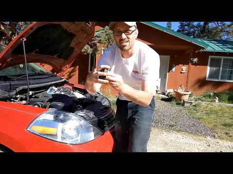 Видео: Как заменить лампу в фарах Nissan Versa