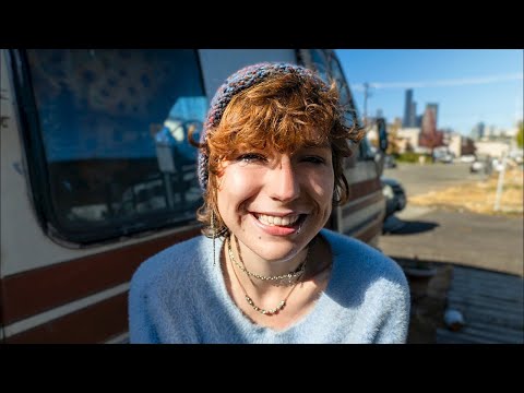 Видео: Молодая бездомная женщина, живущая в автодоме в Сиэтле