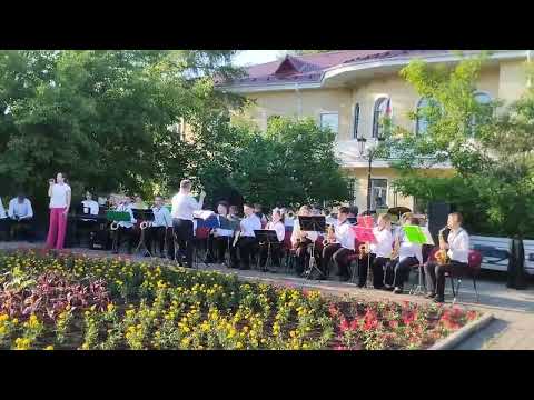 Видео: Adele Adkins "Skyfall", солистка Юлия Царикова, Новоуральские Фанфары 2024.06.14, Театральный сквер