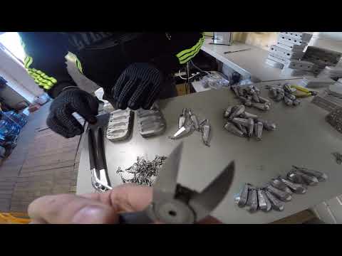 Видео: Бизнес идея в гараже. Изготовление грузила горизонт.