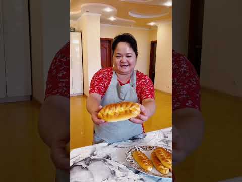 Видео: Сдобная выпечка с сыром и курицей.  Тесто нежное, начинка очень вкусная. Рецепт косички