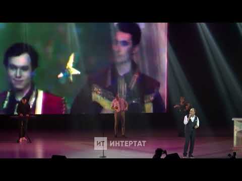 Видео: Айрат Гомәров “Ташлама” җырын башкара