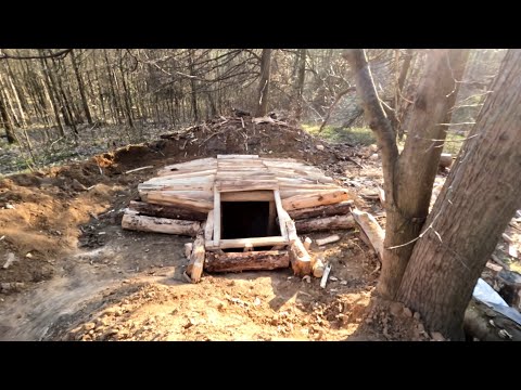Видео: Выживал два месяца один - строя землянку в ЛЕСУ