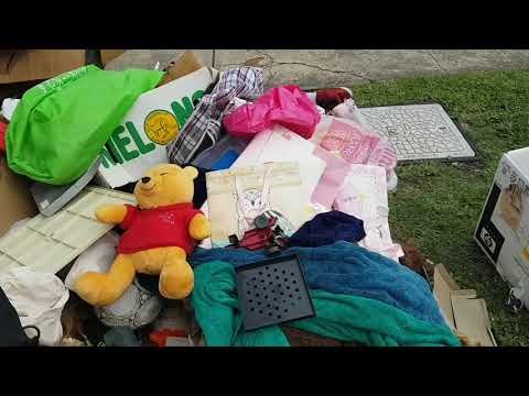Видео: Это надо видеть ! Тонны вещей выставили на улицу в Австралии.Не свалка ,а барахолка.