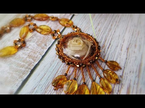Видео: Ажурное оплетение кабошона. Мастер-класс: бусы из янтаря и кабошона из эпоксидной смолы с розой