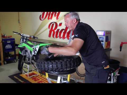 Видео: Как нанести мусс с помощью ручного инструмента | Dirt Rider