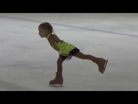 Видео: Фигурное катание. Парсегова Арина, 4 года. Дебют!