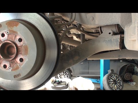 Видео: Донг Фенг АХ7,  Luxury.  Обзор днища. Техобслуживание 20 т. км.