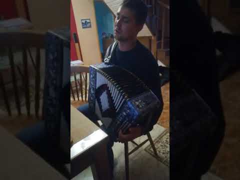 Видео: Называют меня некрасивою под гармонь