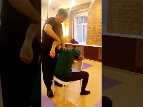 Видео: Массаж шейно-воротниковой зоны, положение на стуле