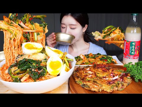 Видео: ASMR MUKBANG | Домашняя острая лапша кимчи из молодой редьки ❤️ Хрустящие корейские блинчики!