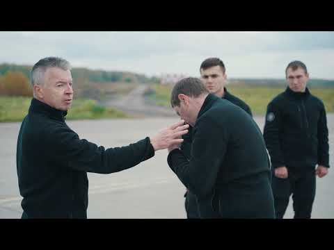 Видео: Разминка сотрудников SWAT перед тренировкой на воздушном судне