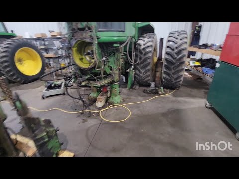 Видео: расколка John Deere 8630, снятие двигателя.