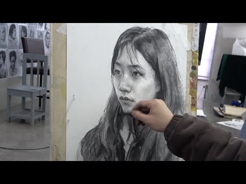 Видео: Как нарисовать портрет девушки углем.