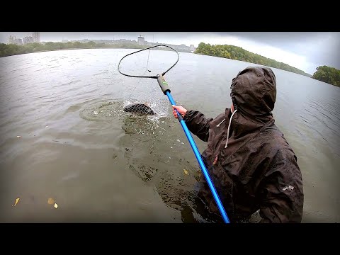 Видео: Нарешті ливень на Дніпрі !!! Шо творять Машки в таку погоду!