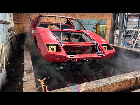 Видео: Химическая обработка De Tomaso Pantera 1972 года для удаления всей краски и ржавчины