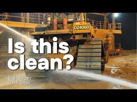 Видео: Теперь он чистый? Мойка тяжелой техники CAT D8R Bulldozer