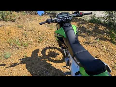 Видео: Обзор мотоцикла Kawasaki KLX250 S