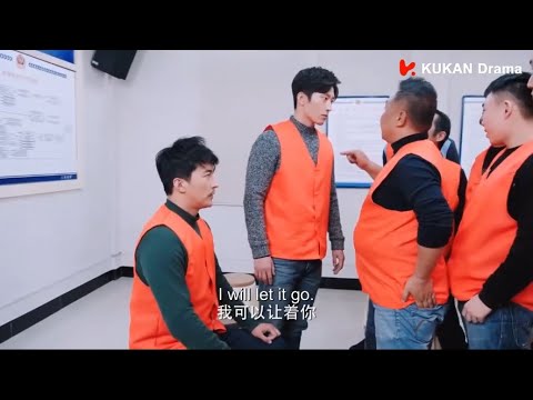 Видео: Босс стал популярным человеком в тюрьме, и тюремный босс высмеивал его.