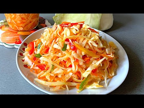 Видео: Салат из Капусты в Горячем Маринаде! Хрустящая Маринованная Капуста!!! 🥬🥬