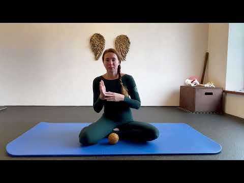 Видео: Миофасциальный релиз зоны крестца, грушевидных мышц и задней части таза