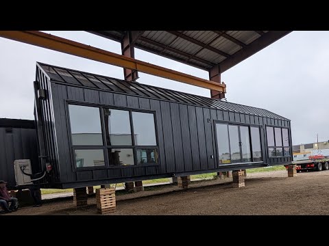 Видео: Мікробудинок в стилі Барн Хаус, готовий до відправлення.