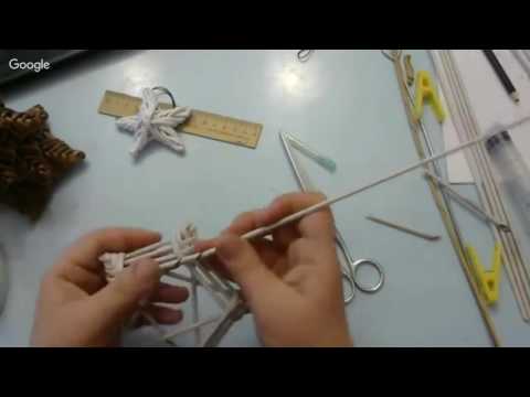 Видео: Еще одна елочка. Часть 10. Плетение елочных игрушек из газетных трубочек. Запись интенсива.