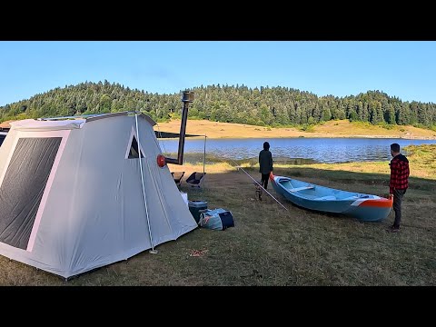 Видео: Мы разбили лагерь у озера с нашей новой теплой палаткой с печкой и каноэ.