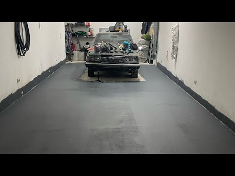 Видео: Чем покрасить бетонный пол? Красим бетонный пол в гараже!