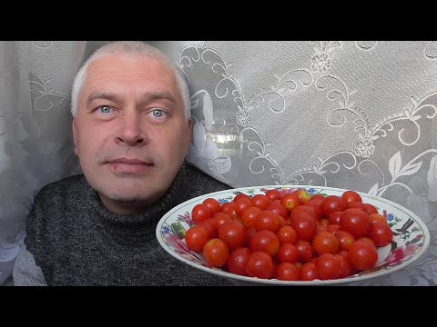Видео: Человек кушает помидоры черри