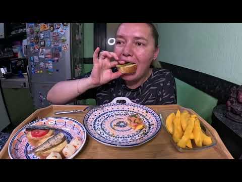 Видео: Яичница с колбасой и помидорами, бутерброды со шпротами, манго 🥭 #mukbang #еда #готовимподомашнему 