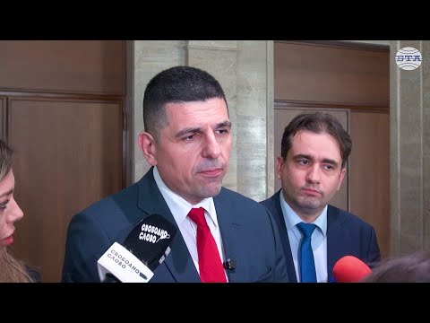 Видео: Мирчев: Пеевски видя Борисов да подписва оставката на Антон Славчев и показа снимките от Пазарджик