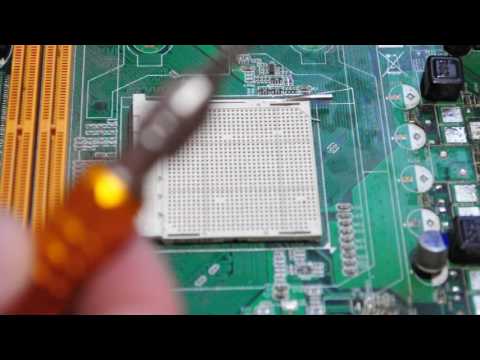 Видео: Removing the socket cover AM2 / AM2+ ( Как снять крышку сокета AM2/AM2+)