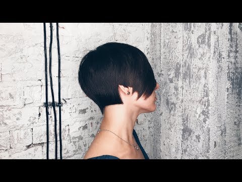 Видео: четкая короткая женская стрижка с длинной челкой