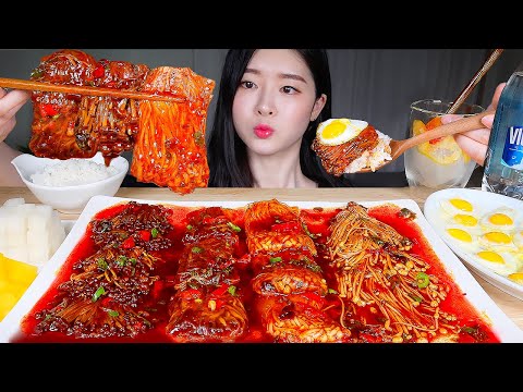 Видео: ASMR MUKBANG | Пряные обертывания мала с огненными грибами 🔥 Острый огненный гриб мала (+перец чили)