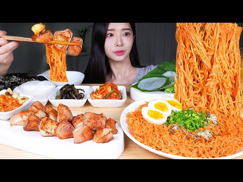 Видео: ASMR MUKBANG | Сочное барбекю из свинины (особая часть) и острые пибиммён (лапша пибим) Поедание Шоу