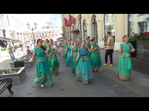 Видео: 2021 06 19 Харинама Gaura Shakti Кузнецкий Мост. Harinama in Moscow (Russia).