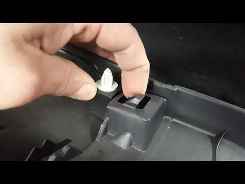 Видео: Как снять обшивку крышки багажника Митсубиси ASX