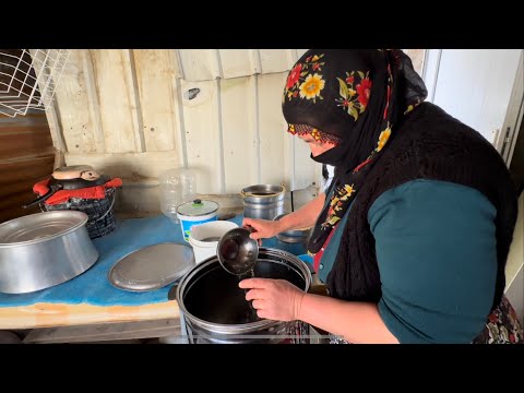 Видео: Как сделать масло? Мы сделали масло с патокой и пажитником / Daily Village Vlog