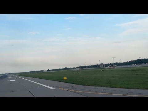 Видео: Самолет разгонялся около минуты до отрыва. Взлёт из Храброво. Вертикальное видео. Май, 2023