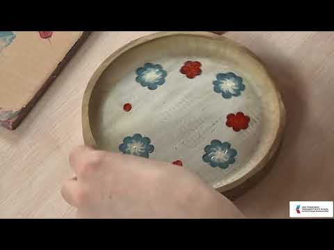 Видео: Роспись "деревянной тарелочки" в технике тюменской (кармацкой) росписи | Видеоурок Отрадновой Ольги