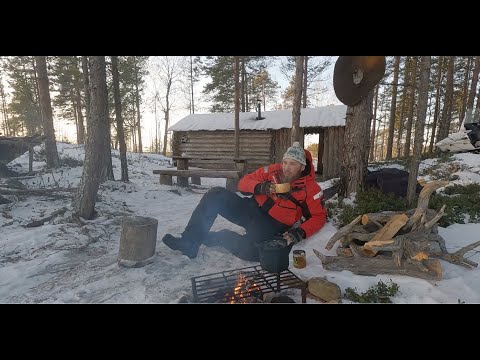 Видео: ИЗБА В ЛЕСУ. ТЕПЛО И УЮТ. ИНТЕРЕСНАЯ НАХОДКА В ТАЙГЕ...