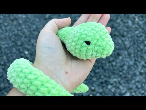 Видео: Урок по вязанию крючком змеи | Для начинающих | Сэмми Змея