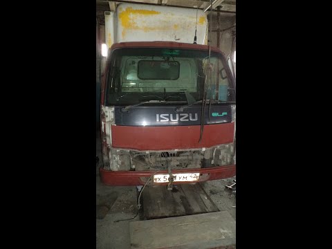 Видео: Замена подушек кабины ISUZU ELF NKR66