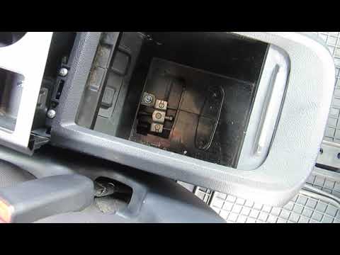 Видео: Лючок для регулировки стояночного тормоза на HONDA CRV