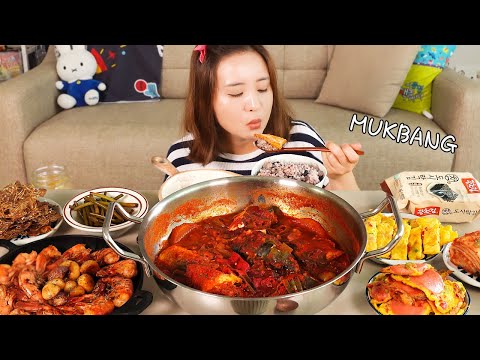 Видео: корейские домашние блюда (тушеная скумбрия, креветки с чесноком на гриле, блинчики с колбасой)