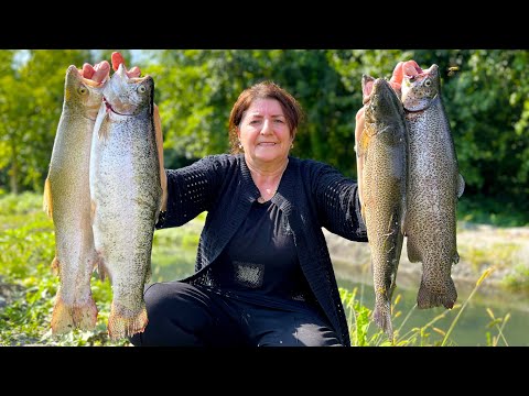 Видео: Бабушка наловила 10 кг форели и приготовила на мангале - Секрет приготовления рыбы