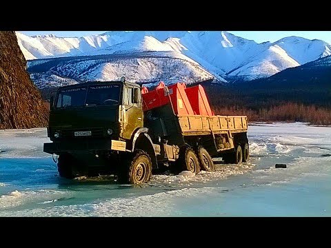 Видео: Труднопроходимые дороги Грузовики на бездорожье техника на зимнике и конец зимника  #2